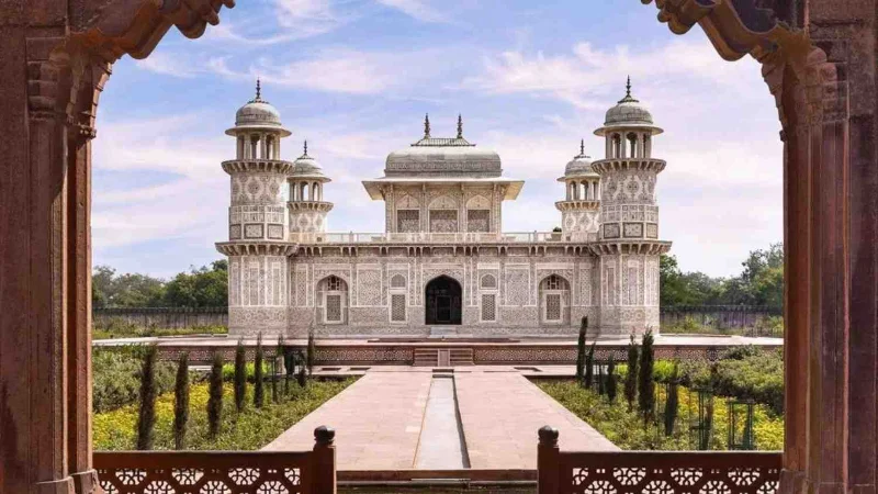 Taj Mahal Tour by Gatimaan Express Train